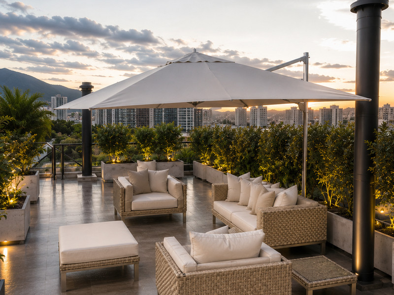 Parasol lateral Curvar en terraza al atardecer