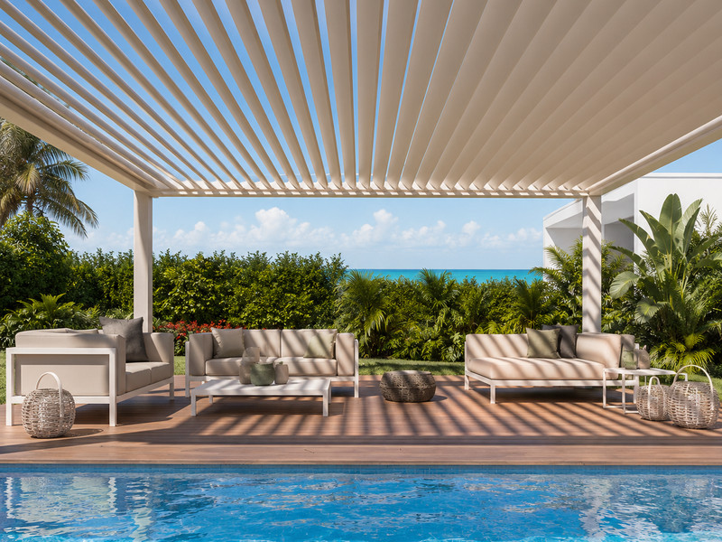 Pérgola bioclimática Curvar junto a la piscina